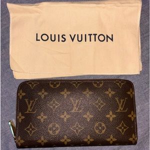 Louis Vuitton zippy wallet organizer
